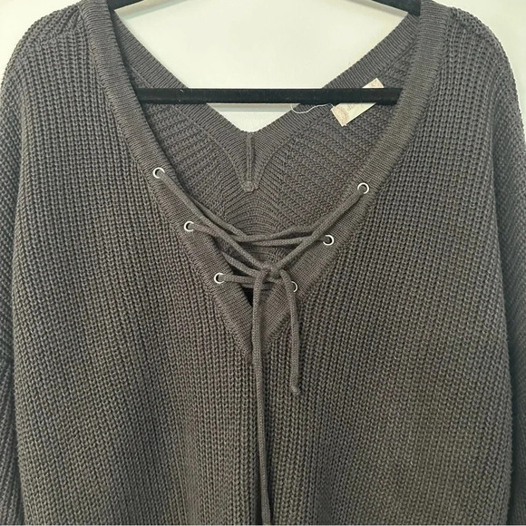 Altar'd State Charcoal Gray V-Neck Lace Up Cozy Hi-Low Sweater Sz Sm GUC - Picture 3 of 10